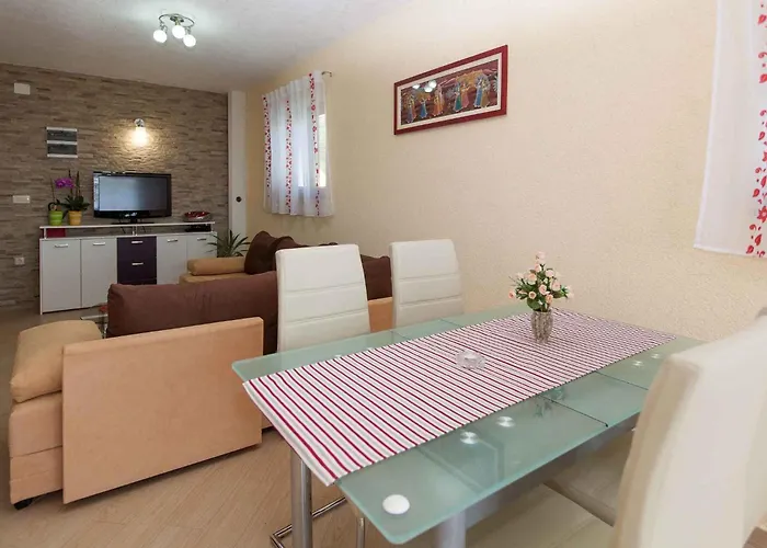 In With Two-bedrooms 1 דירה יאדראנובו