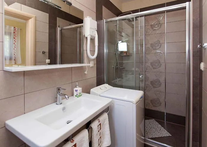 In With Two-bedrooms 1 Apartamento Jadranovo